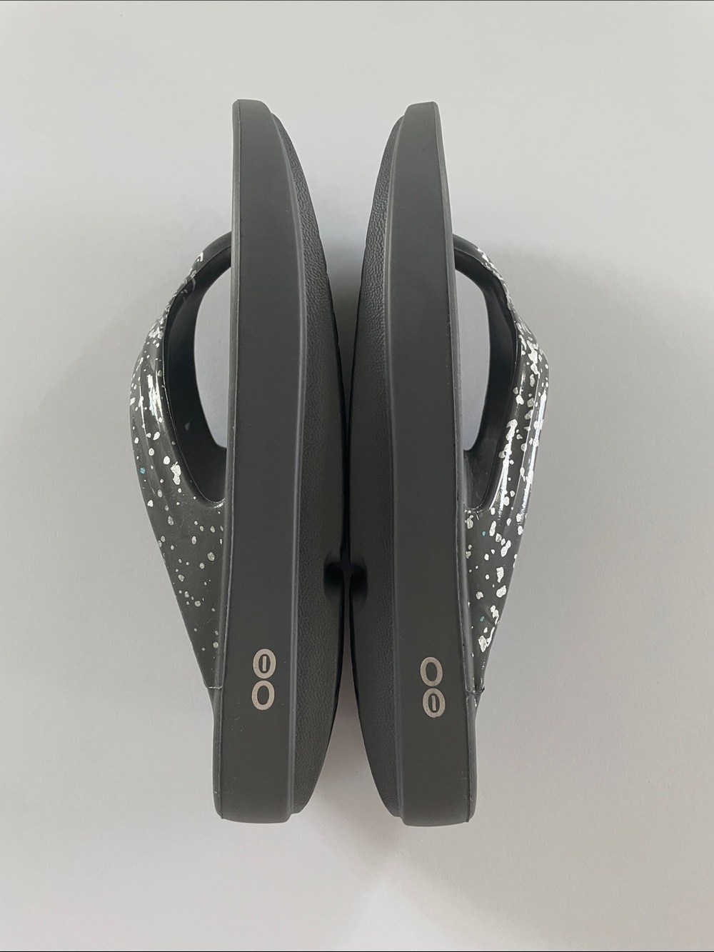 OOFOS NWOT Gray W/Silver Speckles Size 8 - Picture 6 of 9